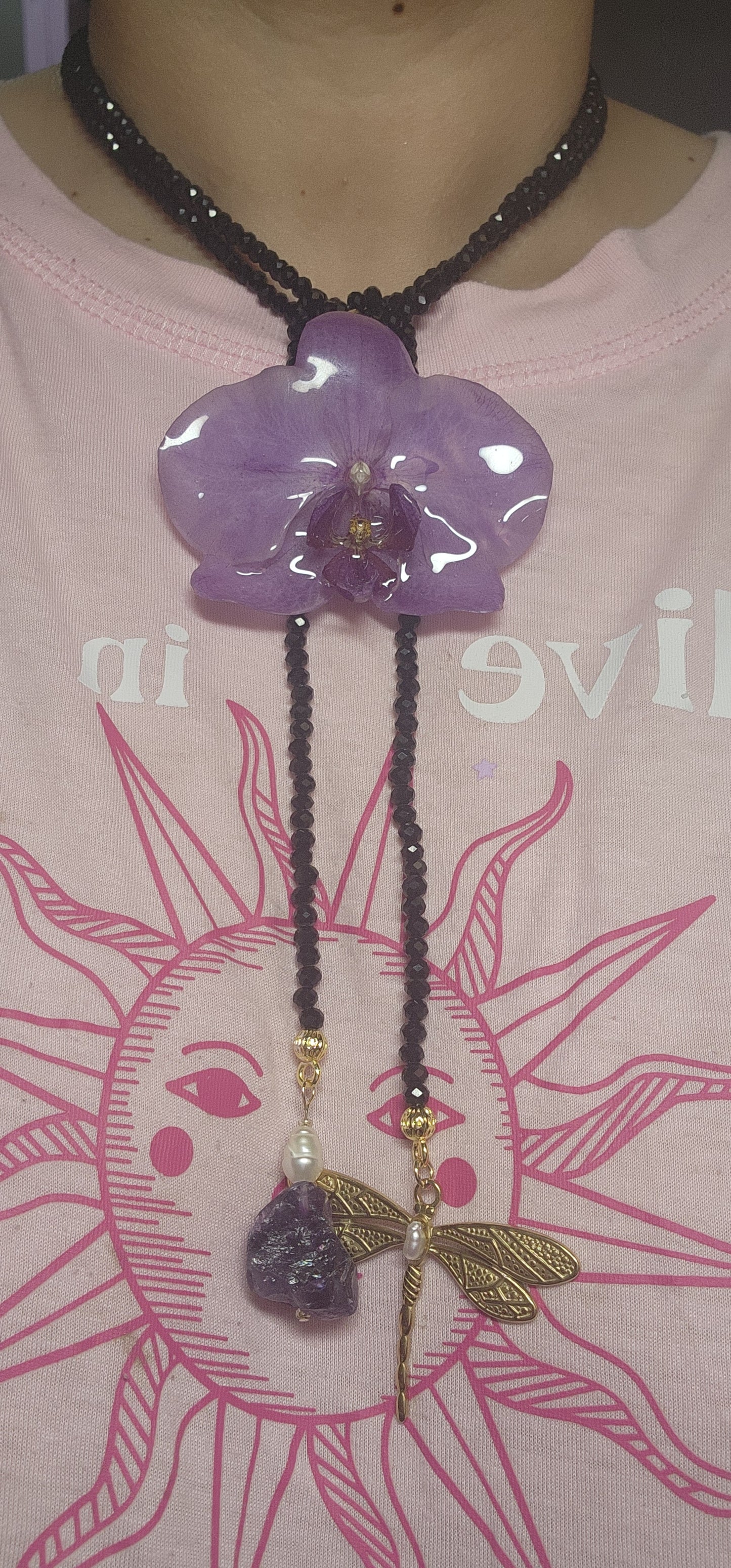 Collar de orquidea natural (libélula negra)