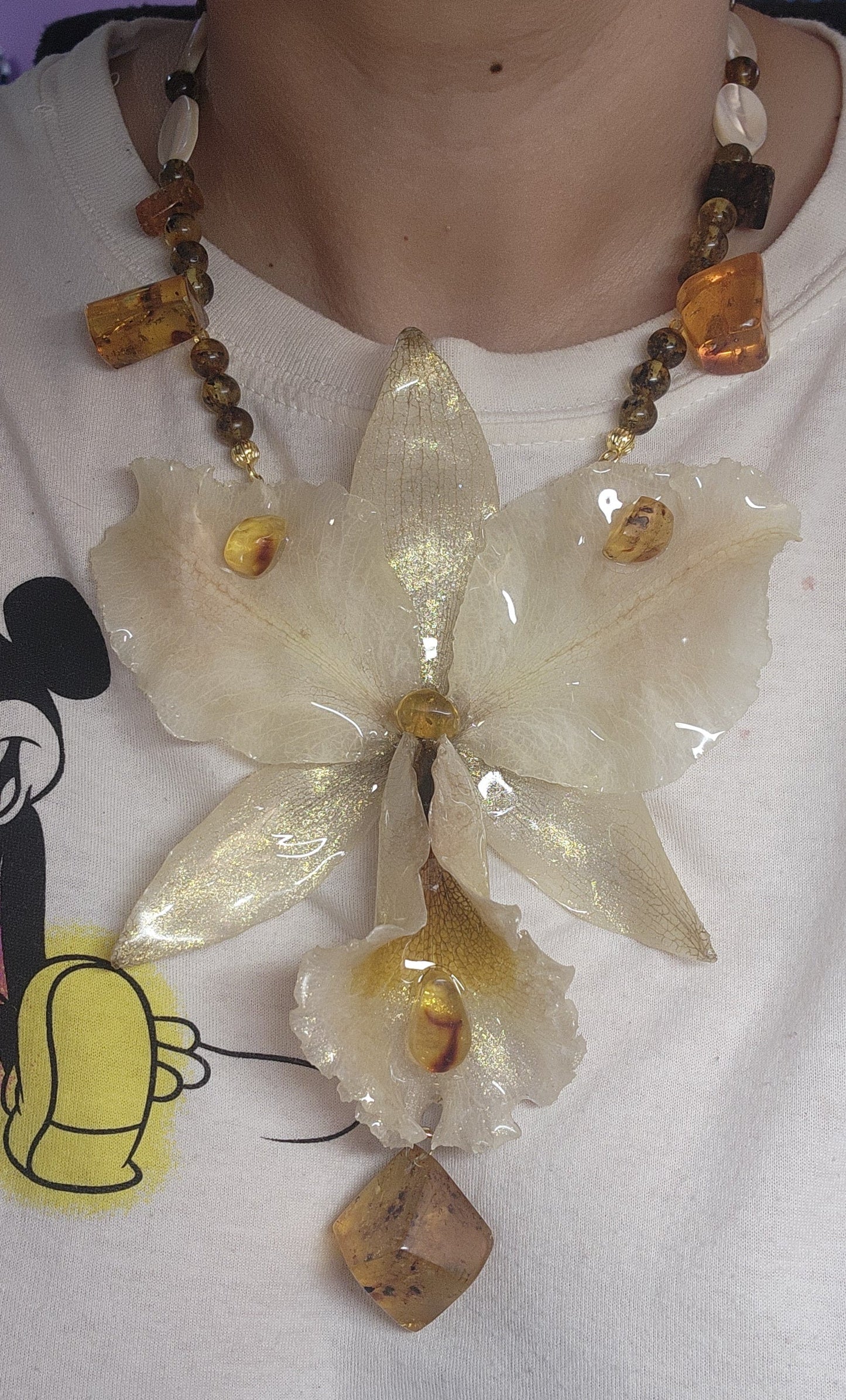 COLLAR DE ORQUIDEA NATURAL (AMBAR)