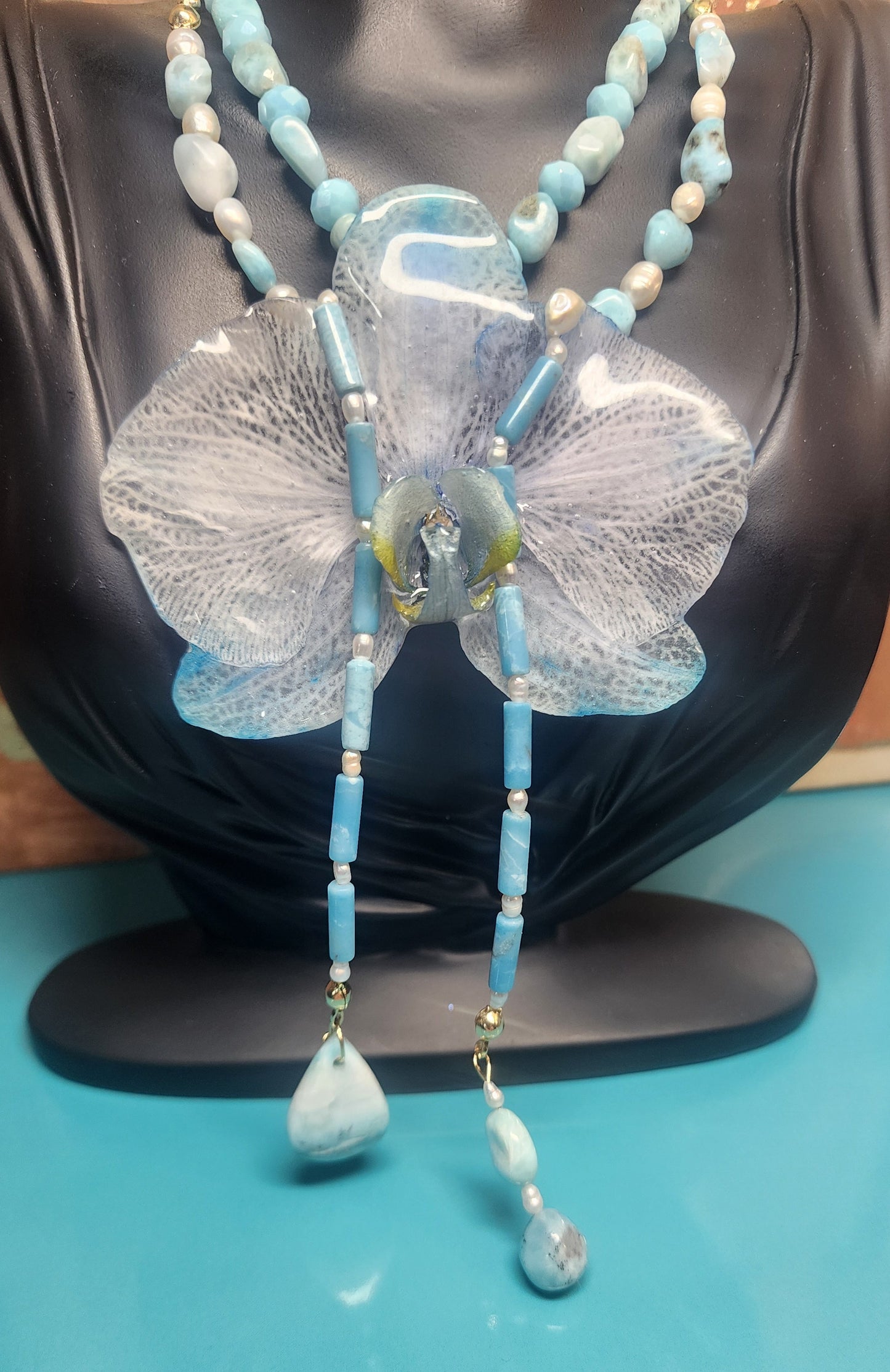 COLLAR DE ORQUIDEA NATURAL (CRISTAL)