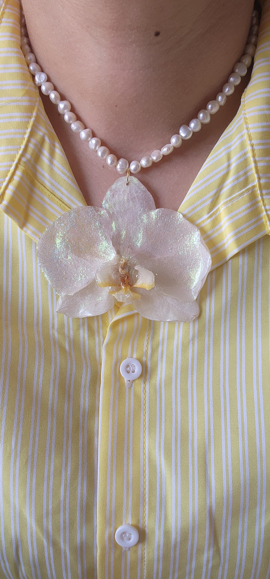 COLLAR DE PERLA CON ORQUIDEA NATURAL ENCAPSULADA.