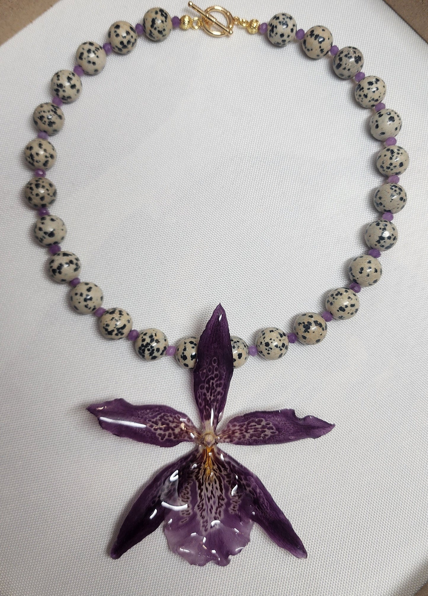 COLLAR DE ORQUIDEA NATURAL  (DALMATA)