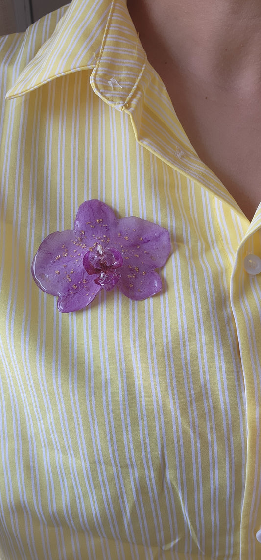 BROCHE DE ORQUIDEA NATURAL ENCAPSULADA.