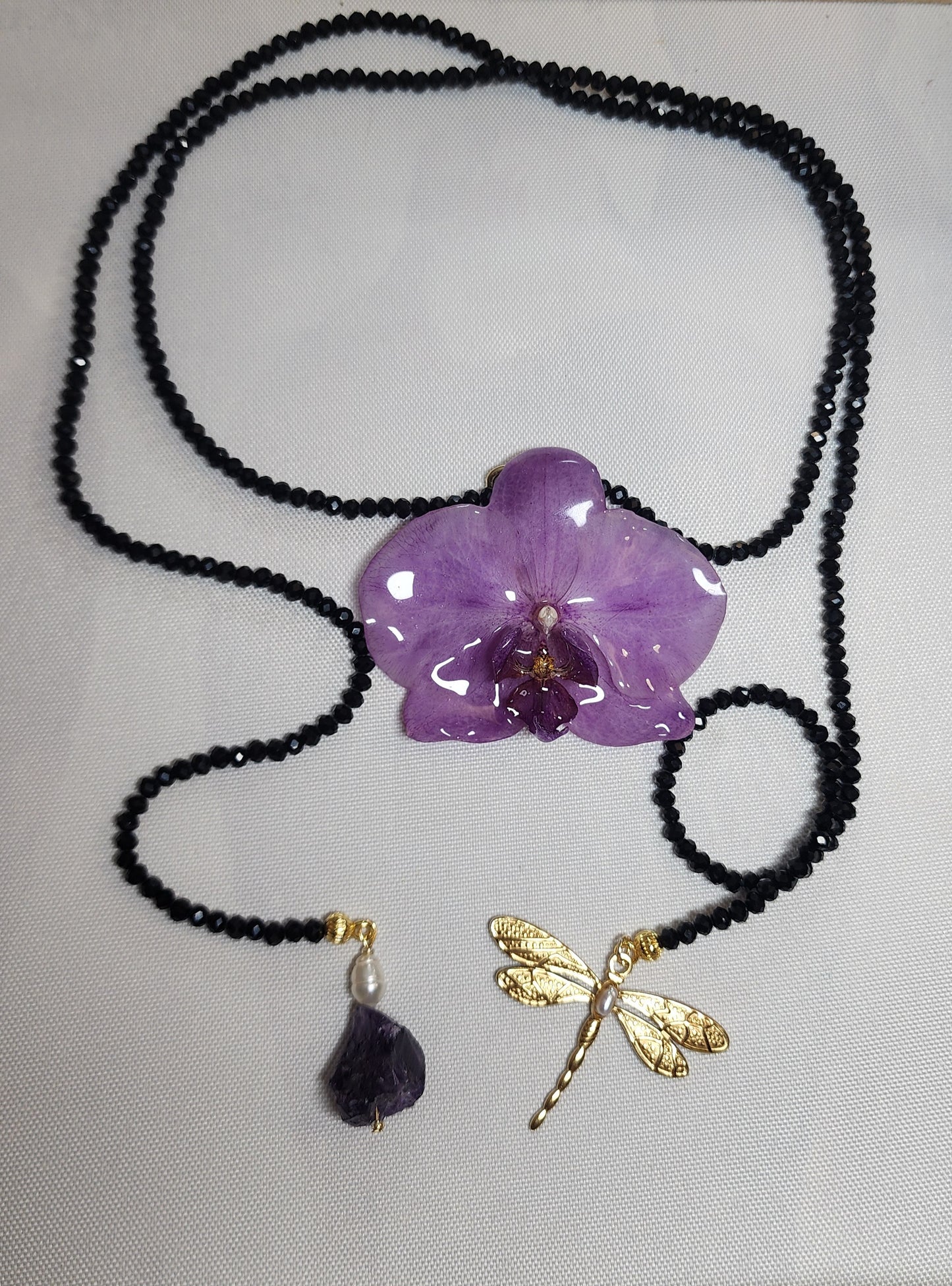 Collar de orquidea natural (libélula negra)