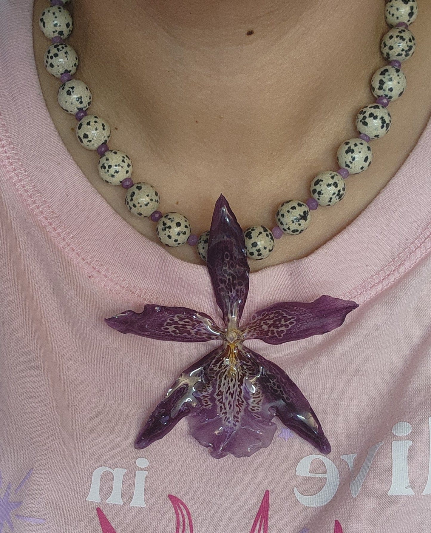 COLLAR DE ORQUIDEA NATURAL  (DALMATA)