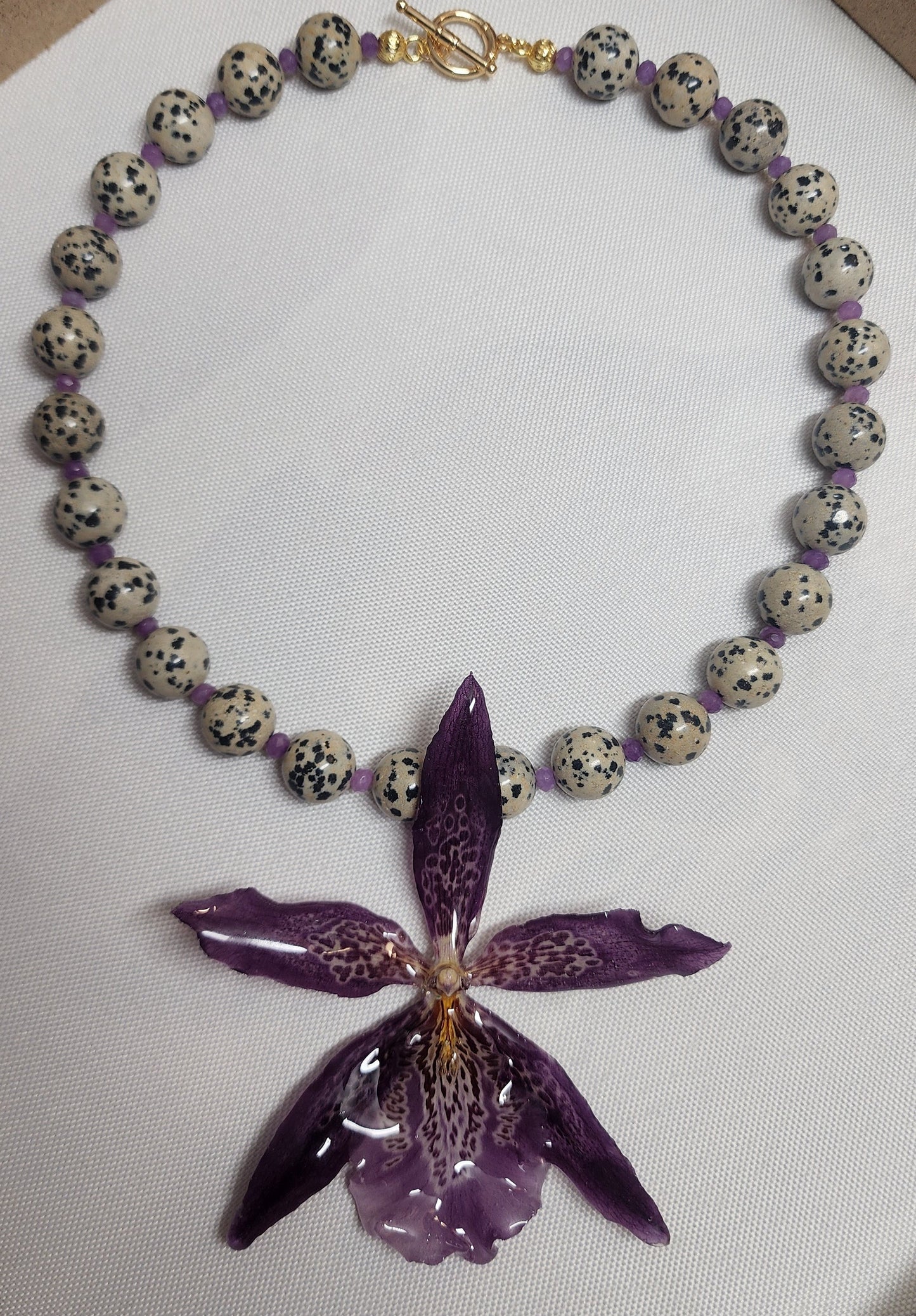 COLLAR DE ORQUIDEA NATURAL  (DALMATA)