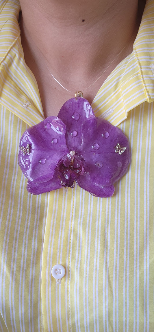 COLLAR DE ORQUIDEA NATURAL ENCAPSULADA CON CADENA TRANSPARENTE.