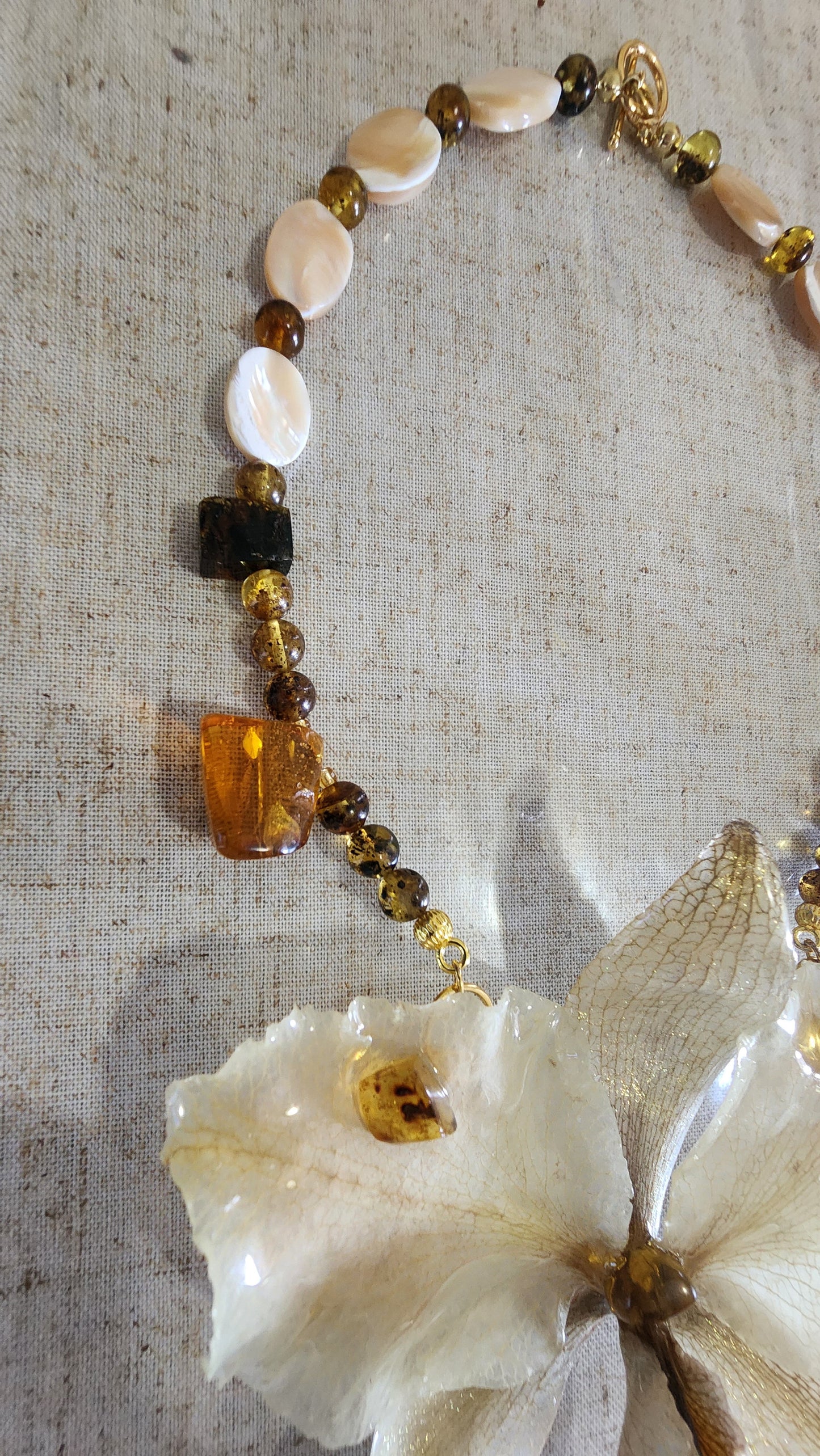 COLLAR DE ORQUIDEA NATURAL  (AMBAR)