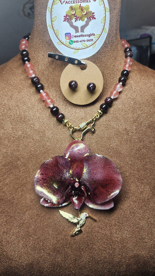 Collar de orquidea (granate)