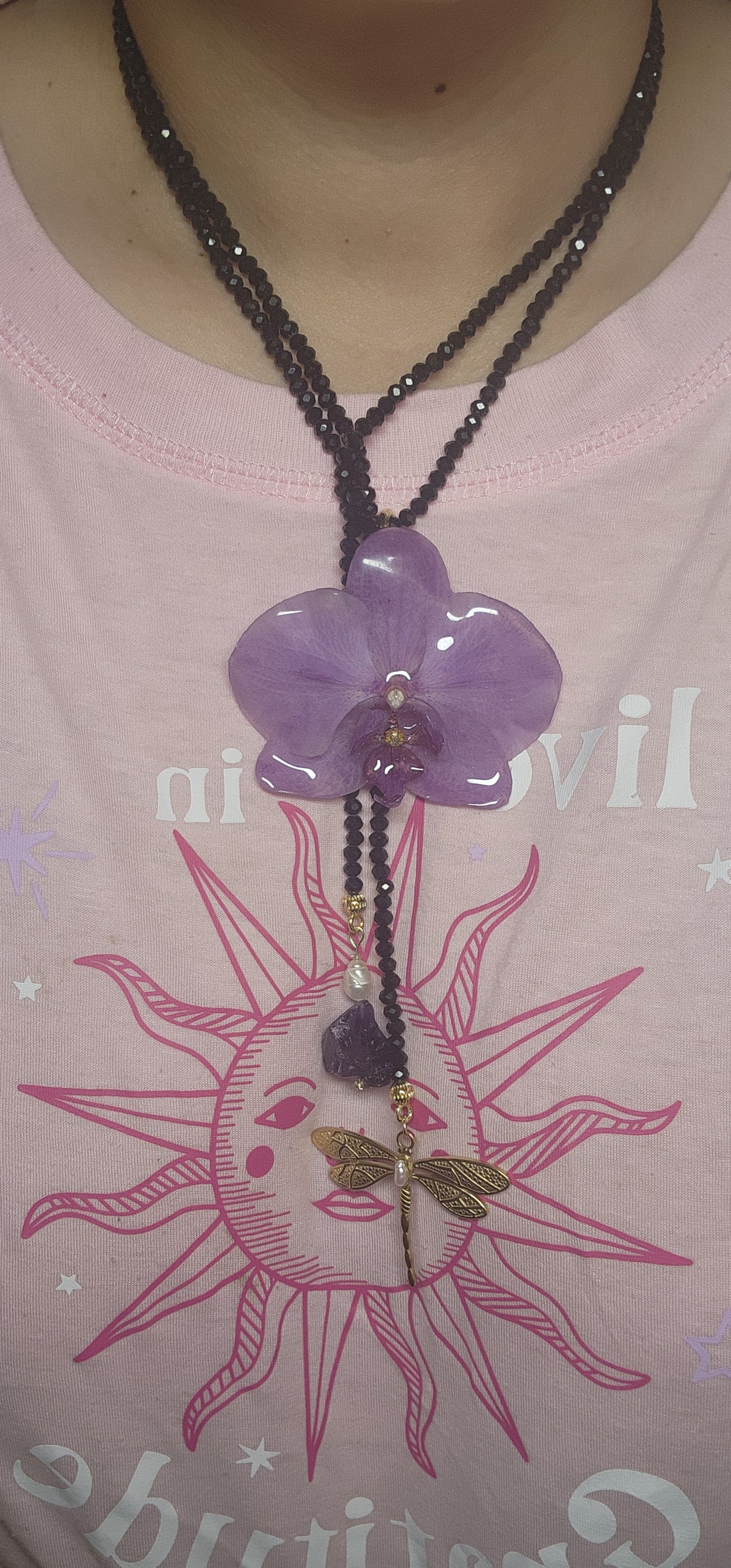 Collar de orquidea natural (libélula negra)