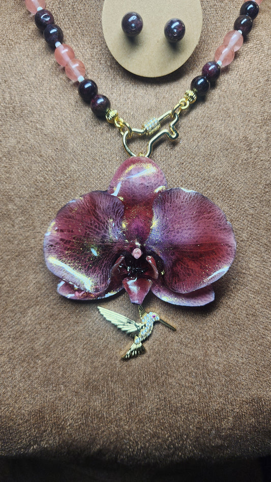 Collar de orquidea (granate)