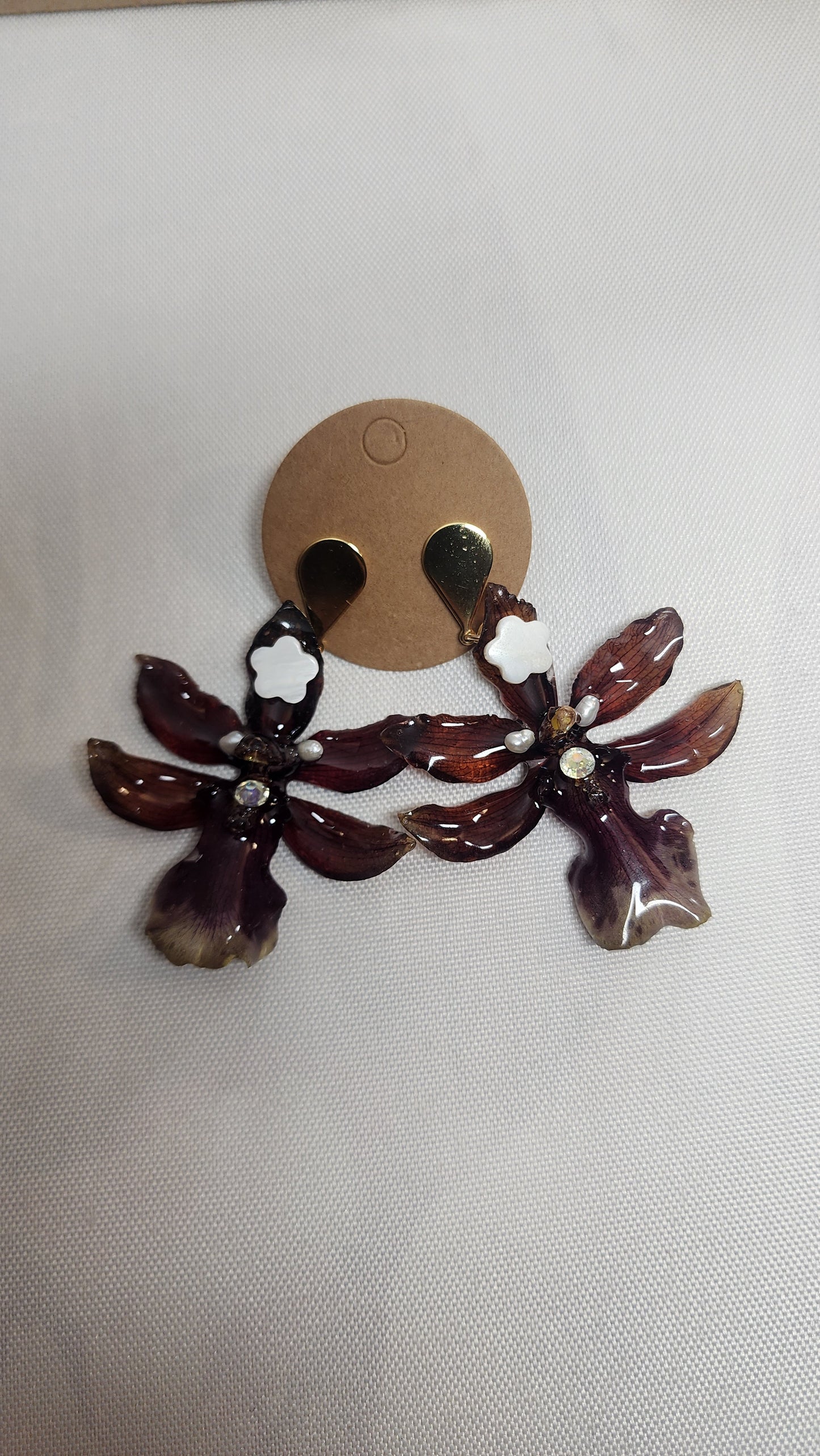 Pendientes de orquidea natural (chocolate)