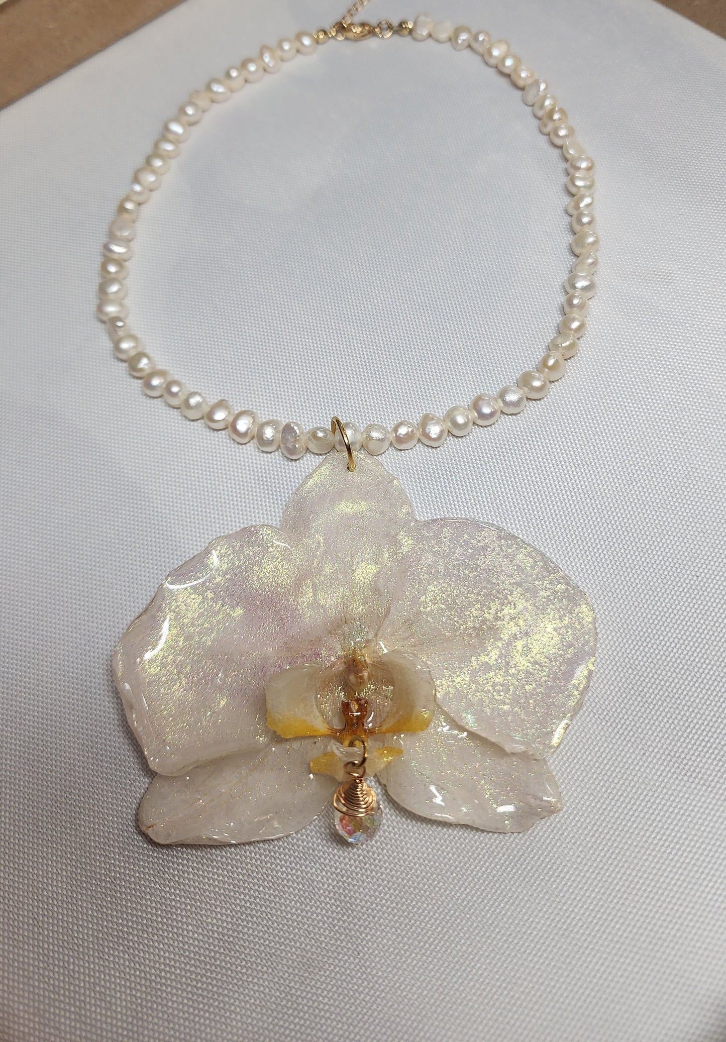 COLLAR DE PERLA CON ORQUIDEA NATURAL (Angel)