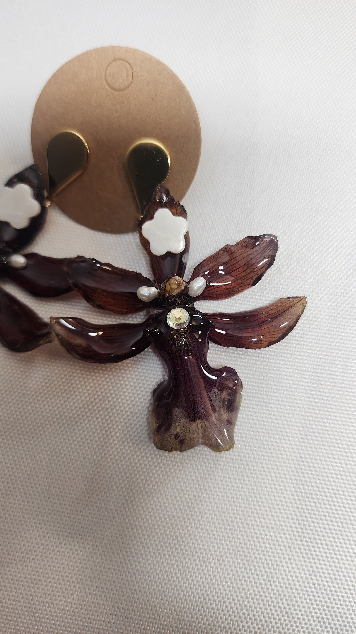Pendientes de orquidea natural (chocolate)