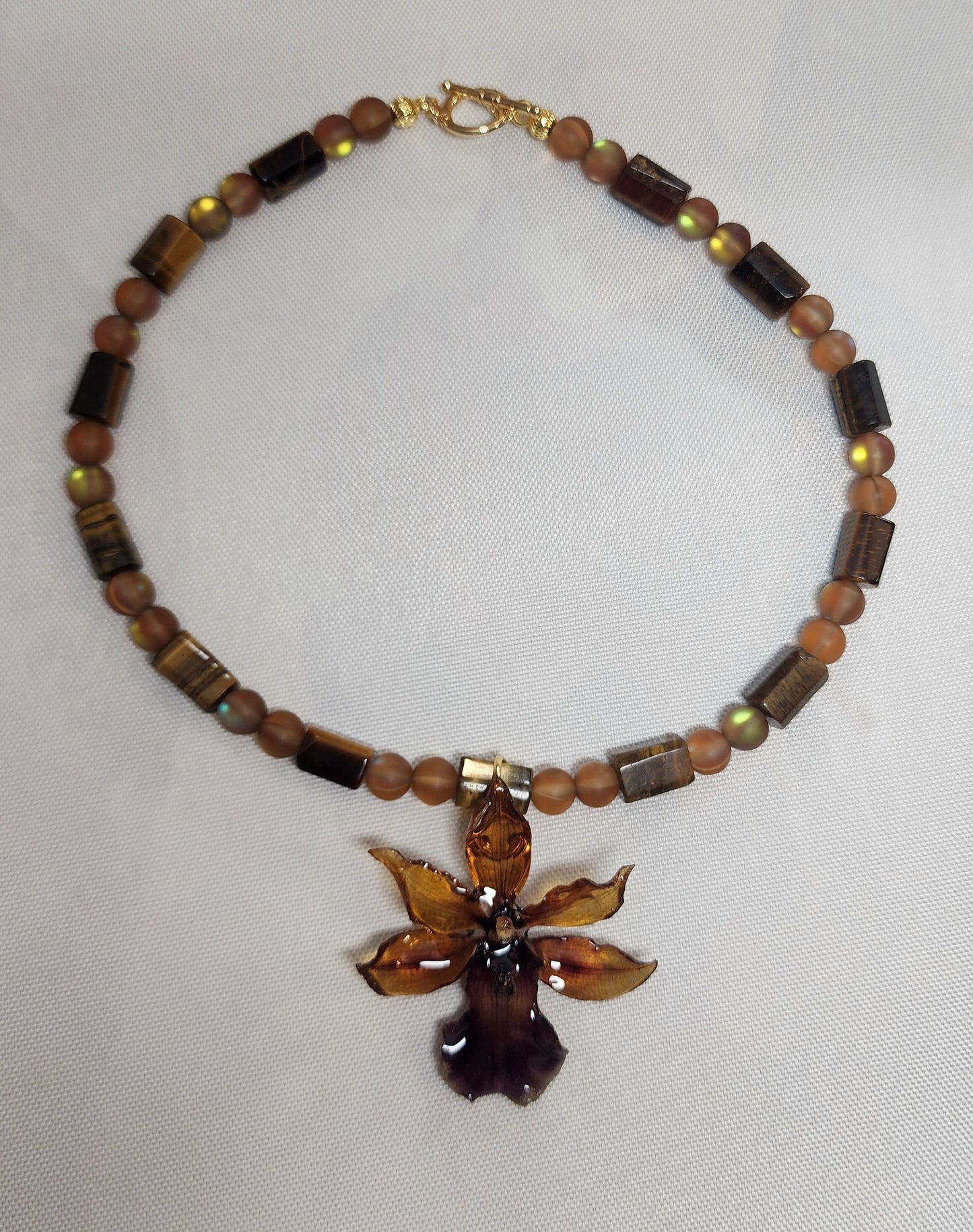 COLLAR DE ORQUIDEA NATURAL  (BROWN ANGEL)